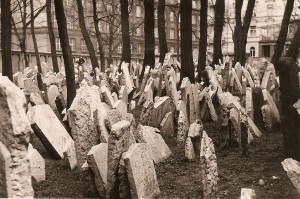 05-Prague-cimetiere-juif-1-Tchecoslovaquie-avril-1968