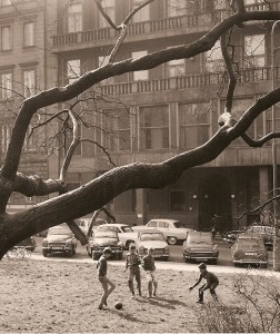 07-Prague-Foot-au-pieds-des-immeubles-Tchecoslovaquie-avril-1968